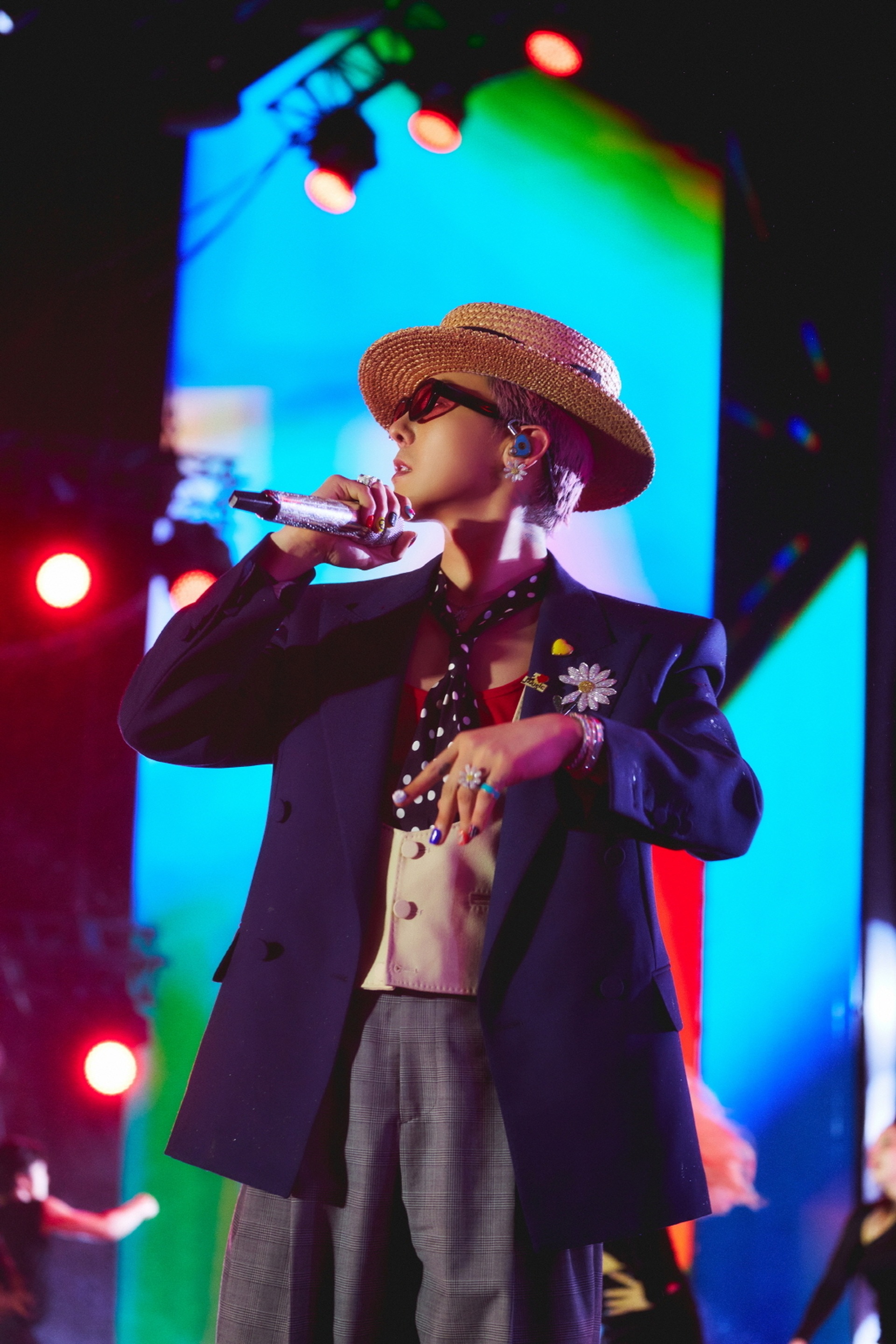 Biểu diễn tại Việt Nam, G-Dragon gây sốt khi đeo trang sức hơn 10 tỷ đồng - 11 Biểu diễn tại Việt Nam, G-Dragon gây sốt khi đeo trang sức hơn 10 tỷ đồng - 11