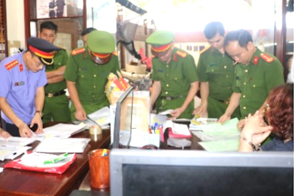 Nữ giám đốc bị bắt vì buôn lậu gỗ trắc - 1 Nữ giám đốc bị bắt vì buôn lậu gỗ trắc - 1