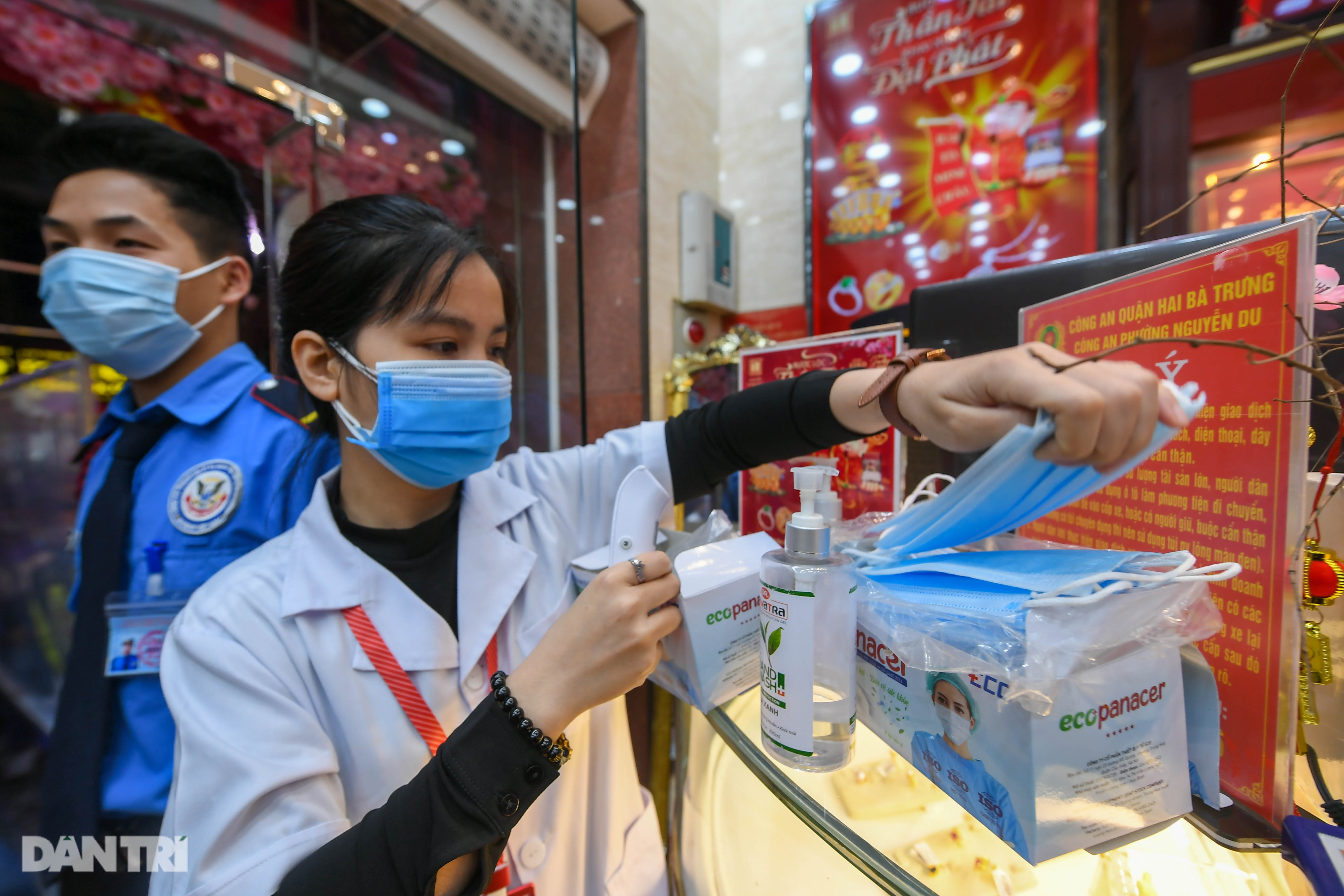 Người dân Hà Nội xếp hàng từ 3h sáng mua vàng ngày vía Thần Tài - 4