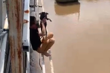 Buồn chuyện tình cảm, người đàn ông ôm theo con chó định nhảy cầu tự tử