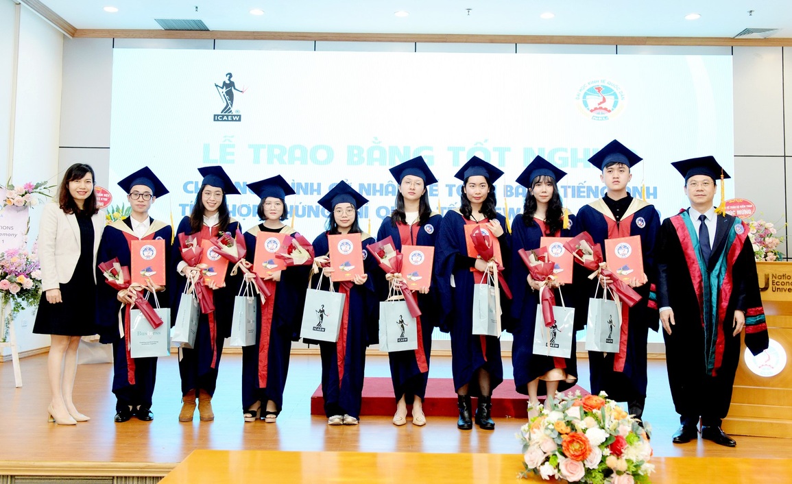 NEU trao bằng tốt nghiệp cho khóa đầu tiên tích hợp chứng chỉ quốc tế ICAEW CFAB - 1 NEU trao bằng tốt nghiệp cho khóa đầu tiên tích hợp chứng chỉ quốc tế ICAEW CFAB - 1