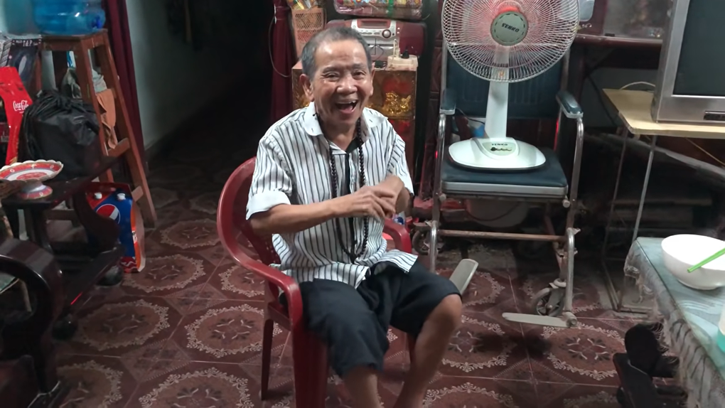 Cây hài thập niên 90: Bị tai biến tay chân co quắp, sống một mình tuổi 70 - 2 Cây hài thập niên 90: Bị tai biến tay chân co quắp, sống một mình tuổi 70 - 2
