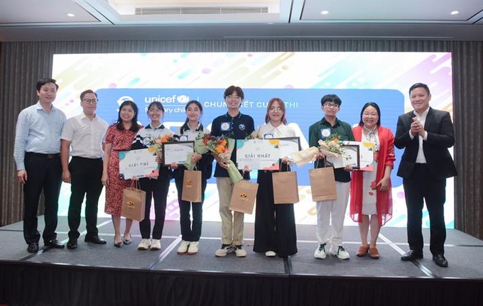 Ban Tổ chức trao hoa và phần thưởng cho nhóm tác giả đoạt giải Nhất, giải Nhì cuộc thi.