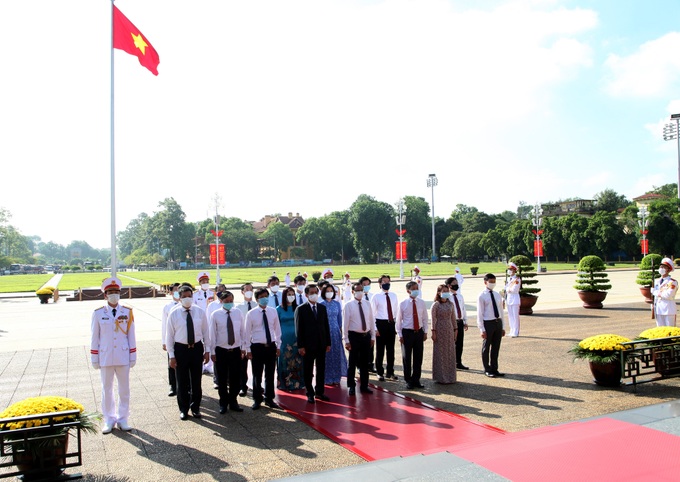 Lãnh đạo Đảng, Nhà nước viếng Chủ tịch Hồ Chí Minh và đặt vòng hoa tưởng niệm các Anh hùng, liệt sĩ - Ảnh 6.