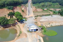 Xôn xao hình ảnh ngôi nhà nằm "chình ình" giữa tuyến đường 1.900 tỷ đồng