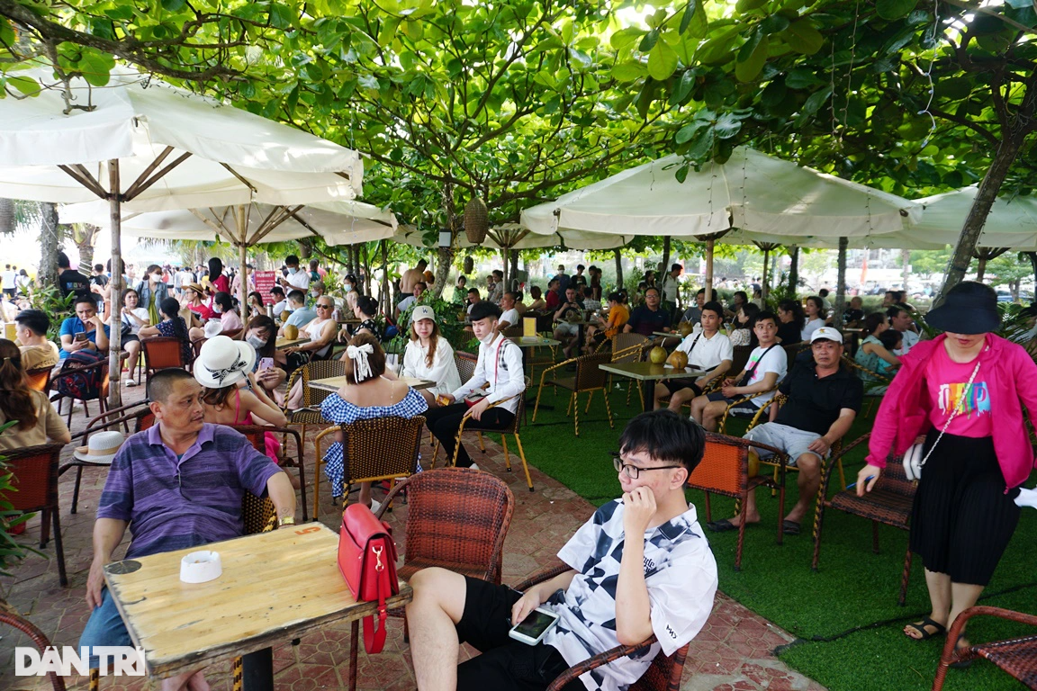 Biển người ken đặc ở Sầm Sơn trong ngày đầu nghỉ lễ 30/4 - 16 Biển người ken đặc ở Sầm Sơn trong ngày đầu nghỉ lễ 30/4 - 16