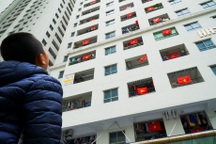 Cả tòa chung cư Hà Nội phủ kín cờ đỏ sao vàng cổ vũ đội tuyển Việt Nam