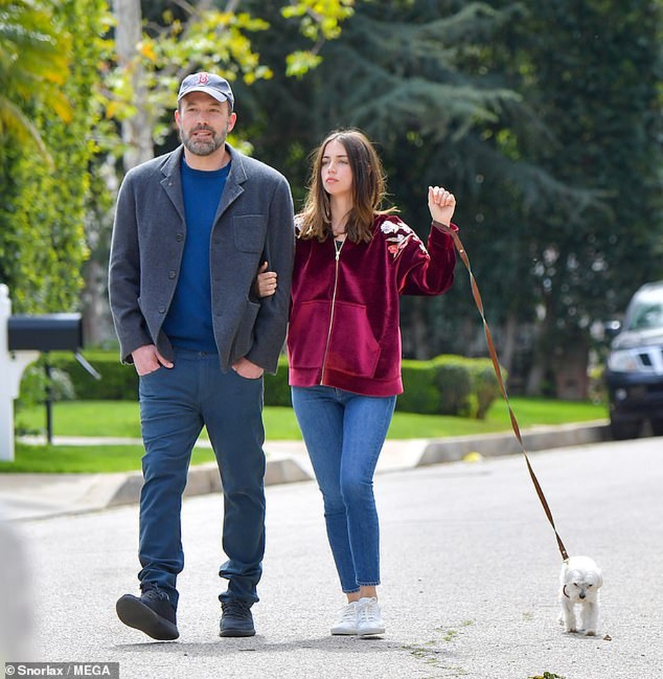 Ben Affleck hạnh phúc bên bạn gái kém 16 tuổi - 4