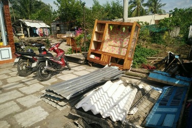 Lốc xoáy bất thường xảy ra liên tiếp phá hỏng nhiều nhà dân