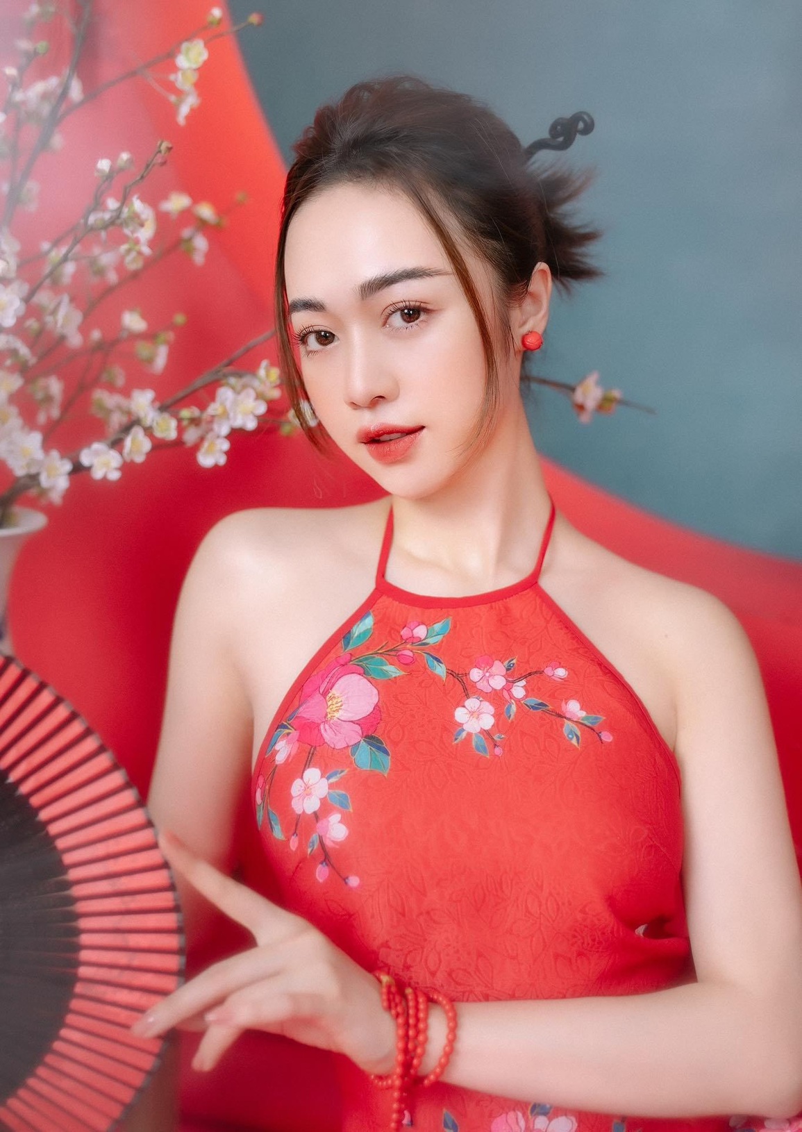 Hot girl gợi cảm hé lộ bí quyết giữ eo thon dáng đẹp ngày Tết - 5