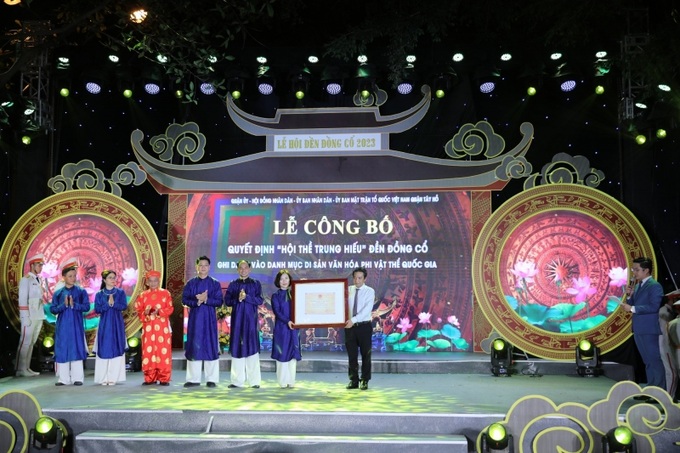 Thứ trưởng Bộ Văn hóa – Thể thao và Du lịch Hoàng Đạo Cương trao Quyết định công nhận Hội thề Trung hiếu đề Đồng Cổ là Di sản văn hóa phi vật thể Quốc gia. Ảnh: Thanh Tùng