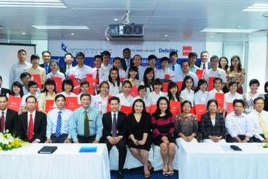 Trao 60 suất học bổng “Thắp sáng tương lai” đến SV ngành Tài chính, Kế toán