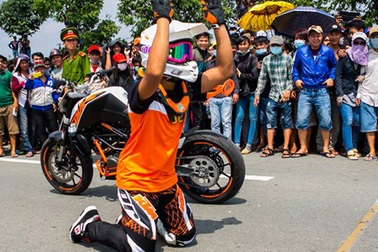 Xôn xao hình ảnh tay đua Malaysia quỳ lạy khán giả ở Bình Dương