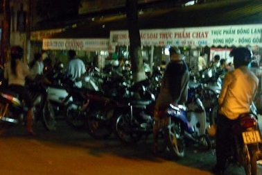 11 giờ đêm quán chay vẫn náo nhiệt