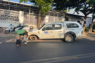 Ô tô bán tải tông nữ công nhân quét rác, văng cả lốp khỏi xe