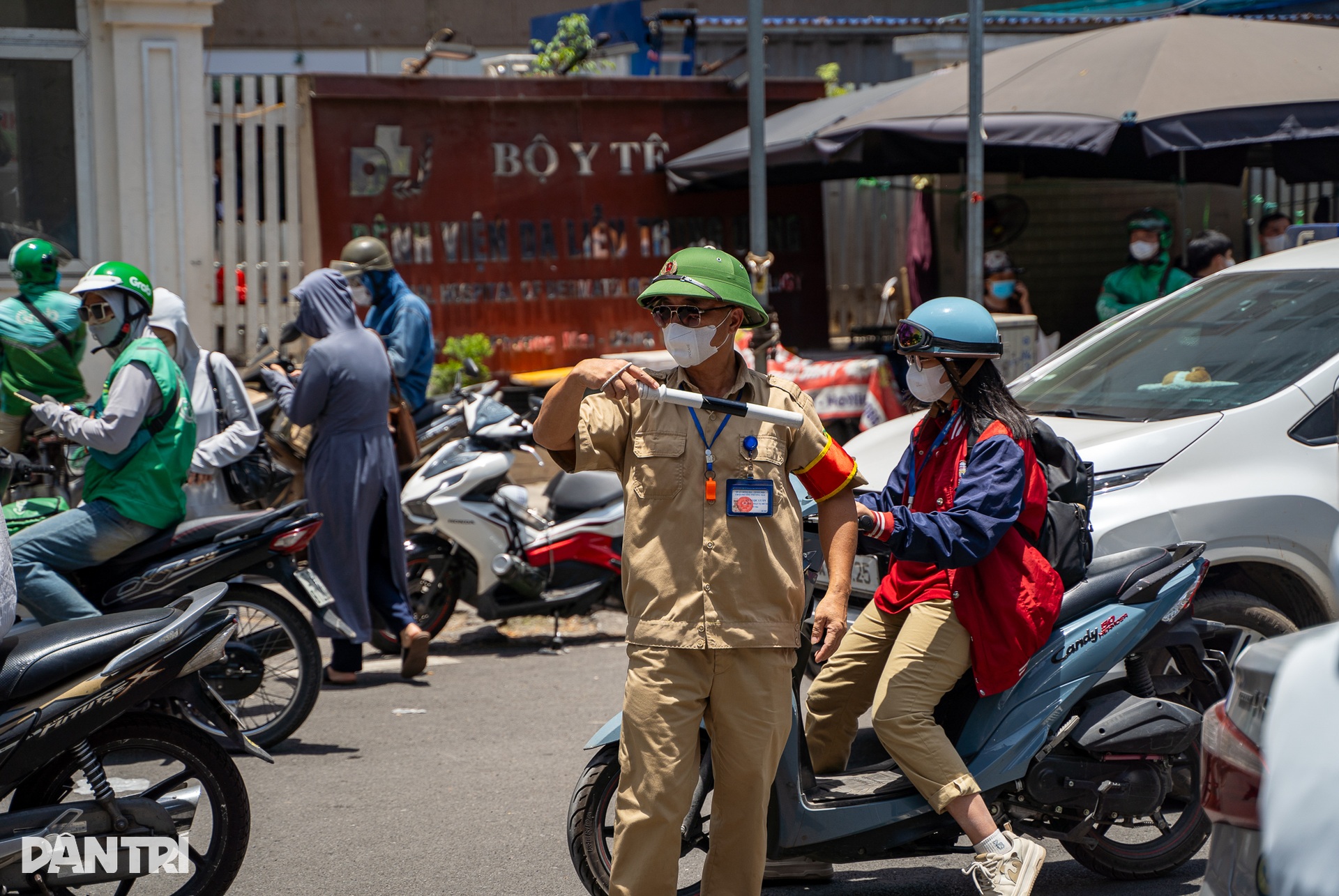 Hà Nội: Người lao động oằn mình mưu sinh dưới cái nắng như thiêu đốt - 6 Hà Nội: Người lao động oằn mình mưu sinh dưới cái nắng như thiêu đốt - 6