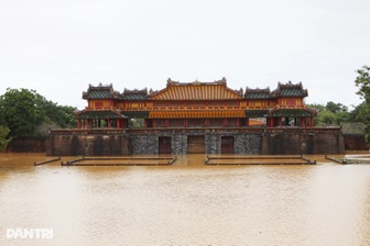 Lũ "bao vây" Kinh thành Huế, đường vào Đại nội nước chảy cuồn cuộn