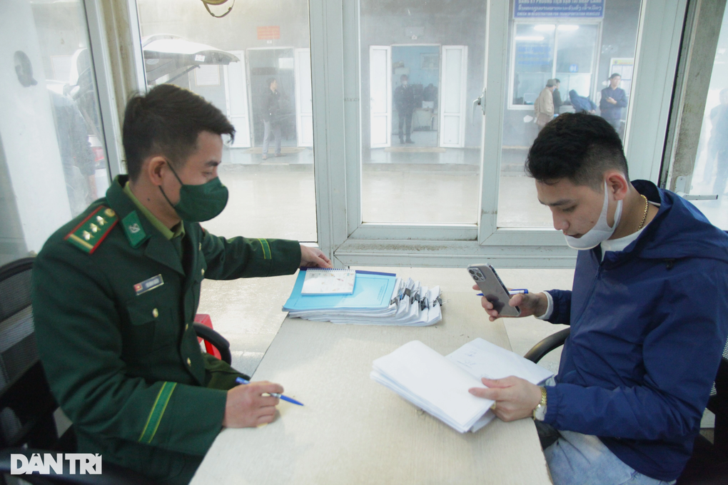Người Việt ở Lào rồng rắn về quê ăn Tết - 6 Người Việt ở Lào rồng rắn về quê ăn Tết - 6