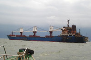 Tìm được xác thủy thủ nước ngoài kẹt 4 ngày trong tàu cháy