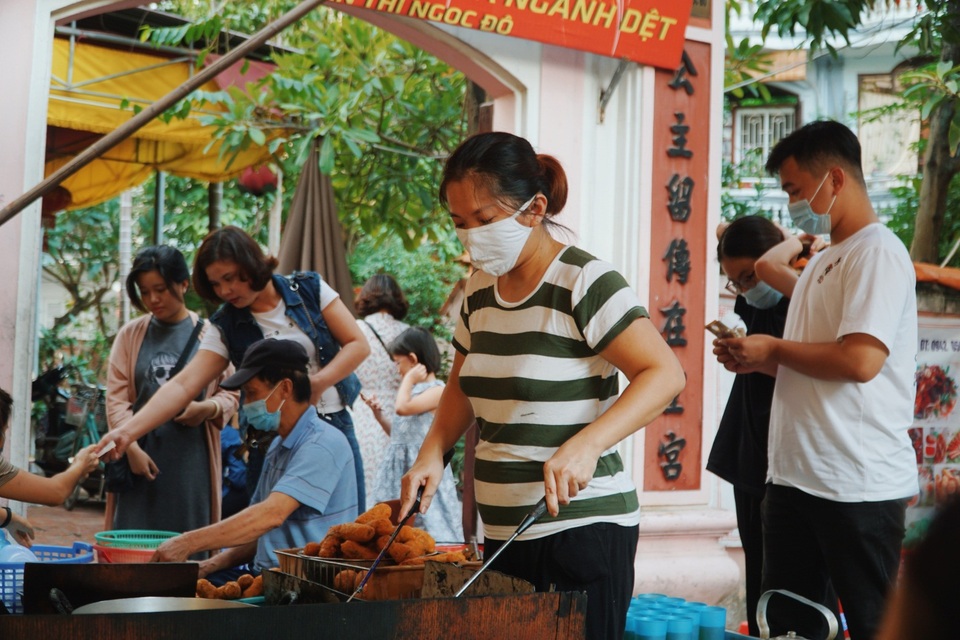 Quán bánh rán vỉa hè Hà Nội, ngày cả trăm lượt khách xếp hàng thưởng thức - 7 Quán bánh rán vỉa hè Hà Nội, ngày cả trăm lượt khách xếp hàng thưởng thức - 7