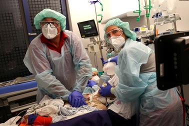 Cuộc chiến sinh tử trong phòng điều trị tích cực trên thế giới