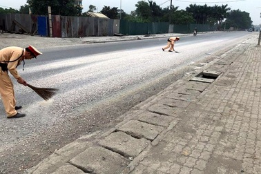 Hà Nội: Cảnh sát giao thông dẹp “bẫy” đá dăm trên đường