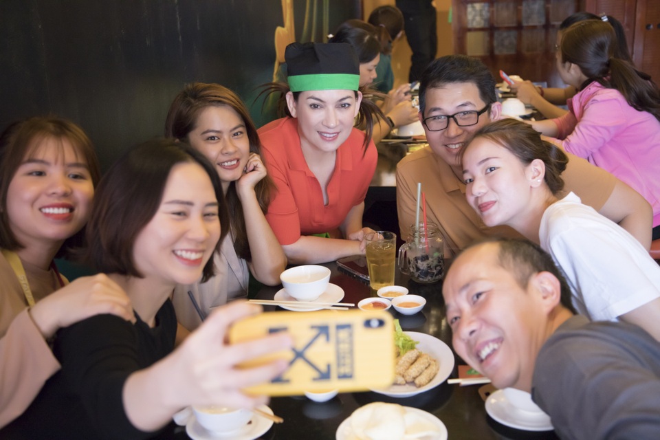 Phi Nhung huỷ 3 show lớn, cùng con nuôi Hồ Văn Cường đi phát khẩu trang - 4 Phi Nhung huỷ 3 show lớn, cùng con nuôi Hồ Văn Cường đi phát khẩu trang - 4