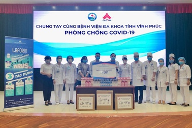CPC1 Hà Nội trao tặng nước súc miệng cho các bệnh viện tuyến đầu tỉnh Vĩnh Phúc