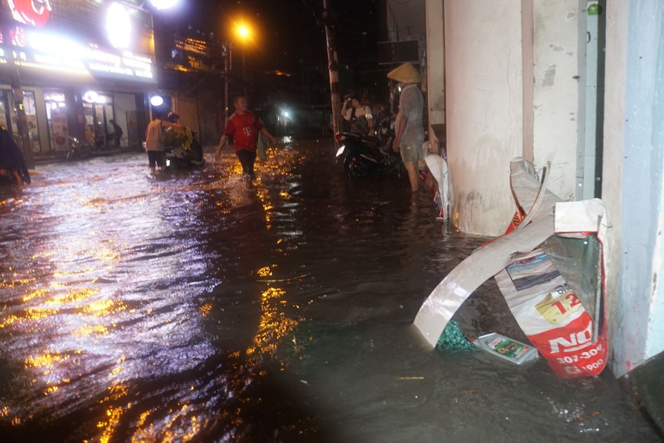 Sau cơn mưa như trút, phía đông Sài Gòn chìm trong biển nước - 3