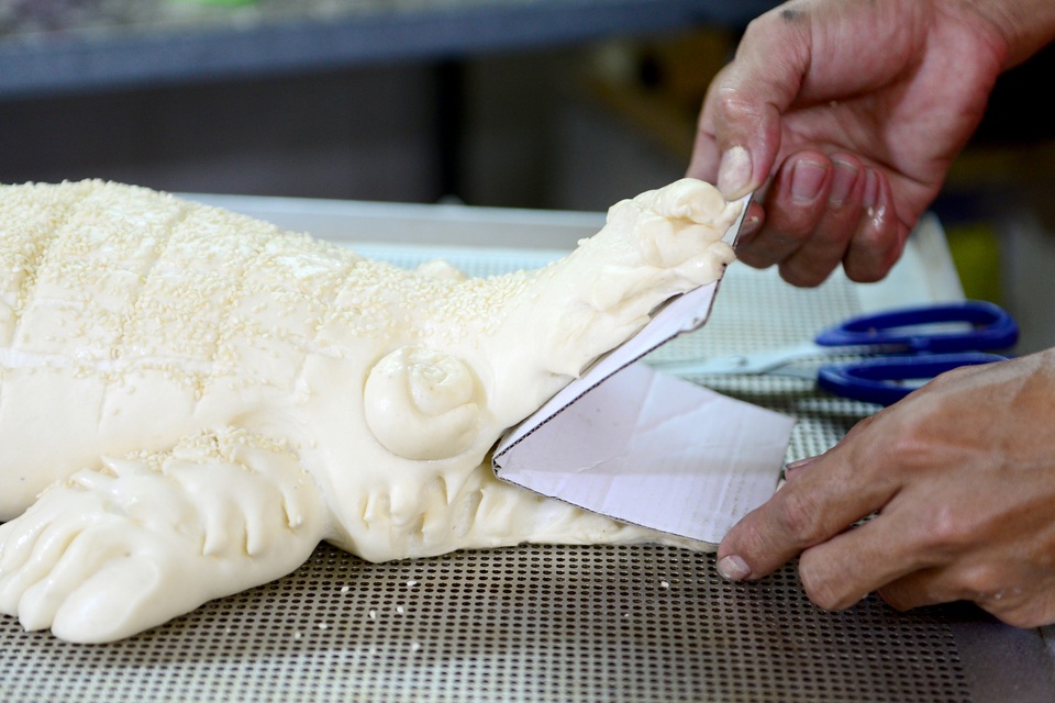Chàng trai Sài Gòn chuyên làm bánh mì cá sấu, ngựa khổng lồ - 5 Chàng trai Sài Gòn chuyên làm bánh mì cá sấu, ngựa khổng lồ - 5