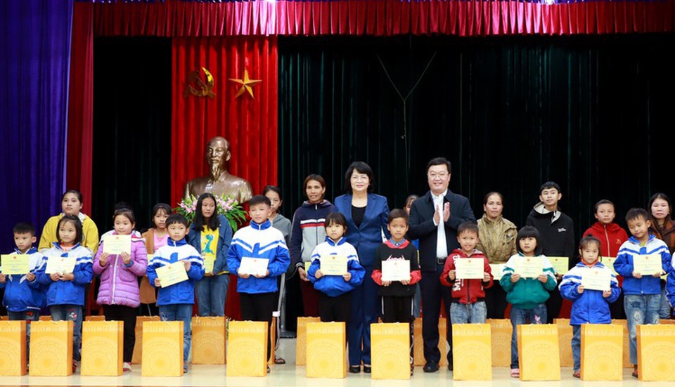 Phó Chủ tịch nước trao 2,4 tỉ đồng khắc phục hậu quả lũ lụt - 4 Phó Chủ tịch nước trao 2,4 tỉ đồng khắc phục hậu quả lũ lụt - 4