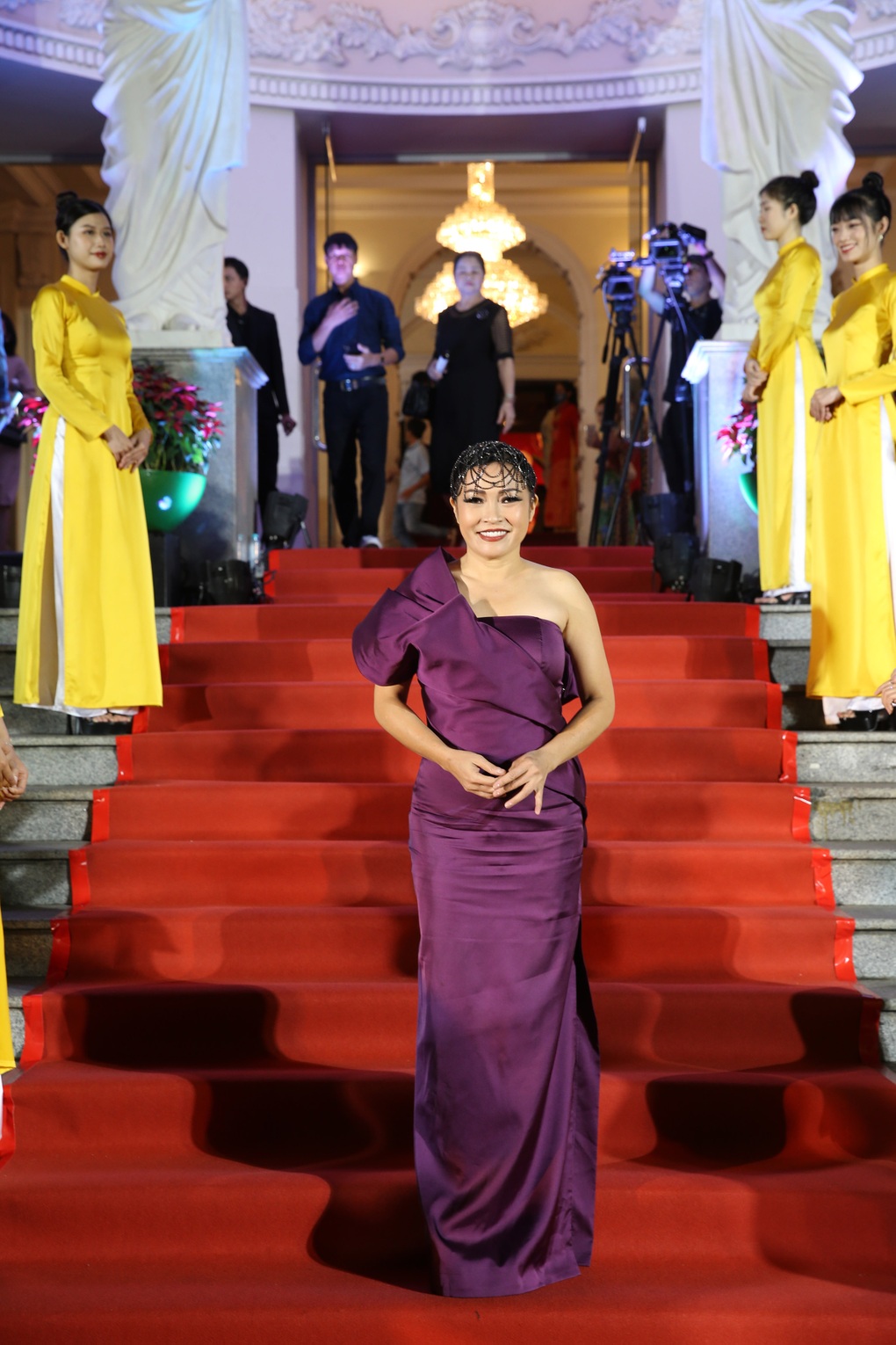 Minh Hằng mặc xuyên thấu, NSND Thu Hà khoe vai trần trên thảm đỏ Mai Vàng - 5