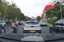 Tài xế dừng ô tô giữa đường, đứng hút thuốc gây cản trở giao thông ở TPHCM