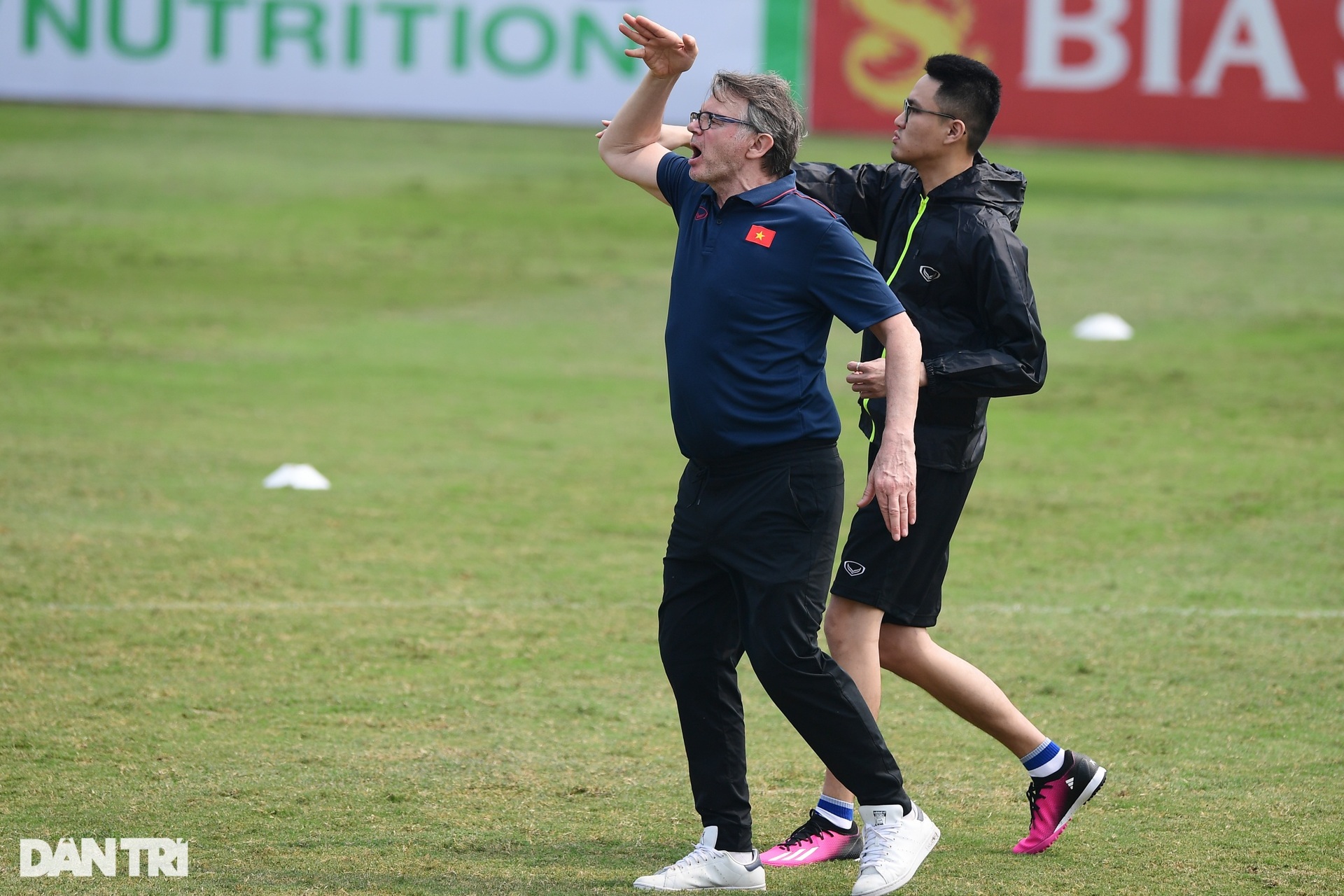 HLV Troussier thể hiện cá tính mạnh trong buổi tập cùng U23 Việt Nam - 8 HLV Troussier thể hiện cá tính mạnh trong buổi tập cùng U23 Việt Nam - 8