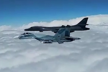 Video máy bay chiến đấu Nga “đuổi” máy bay Mỹ khỏi biên giới