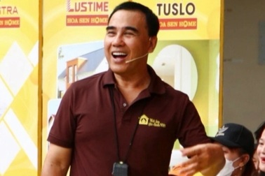 MC Quyền Linh nén đau chân để dẫn chương trình