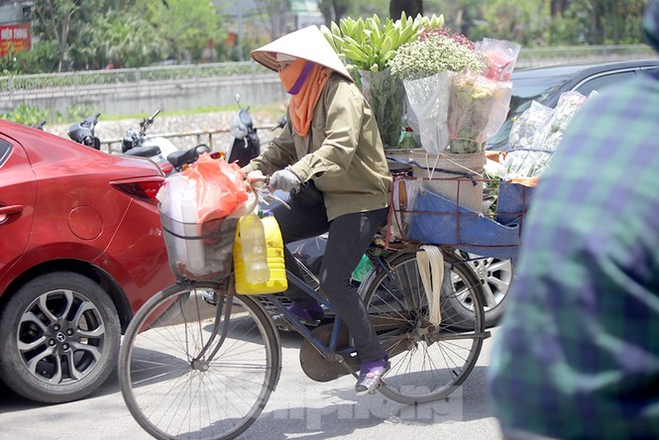 Hà Nội: Người lao động nhọc nhằn mưu sinh dưới nắng nóng đầu hè - 5 Hà Nội: Người lao động nhọc nhằn mưu sinh dưới nắng nóng đầu hè - 5