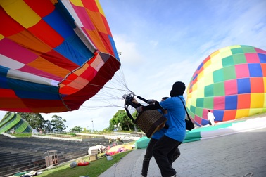 Khinh khí cầu rực rỡ sắc màu trên bầu trời Đà Lạt