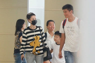 Trương Bá Chi xuất hiện tại sân bay cùng một người đàn ông trẻ đẹp