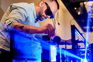 Tìm ra vật liệu lượng tử giúp máy tính, điện thoại nhanh hơn 1.000 lần