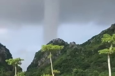 Vòi rồng xuất hiện trên vùng biển Hải Phòng