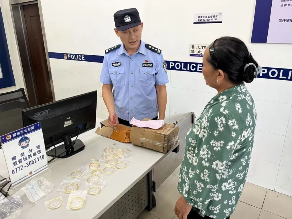 Tưởng nhầm là rác, nữ nhân viên vứt chiếc hộp chứa 22 vòng vàng ra lề đường - 2 Tưởng nhầm là rác, nữ nhân viên vứt chiếc hộp chứa 22 vòng vàng ra lề đường - 2