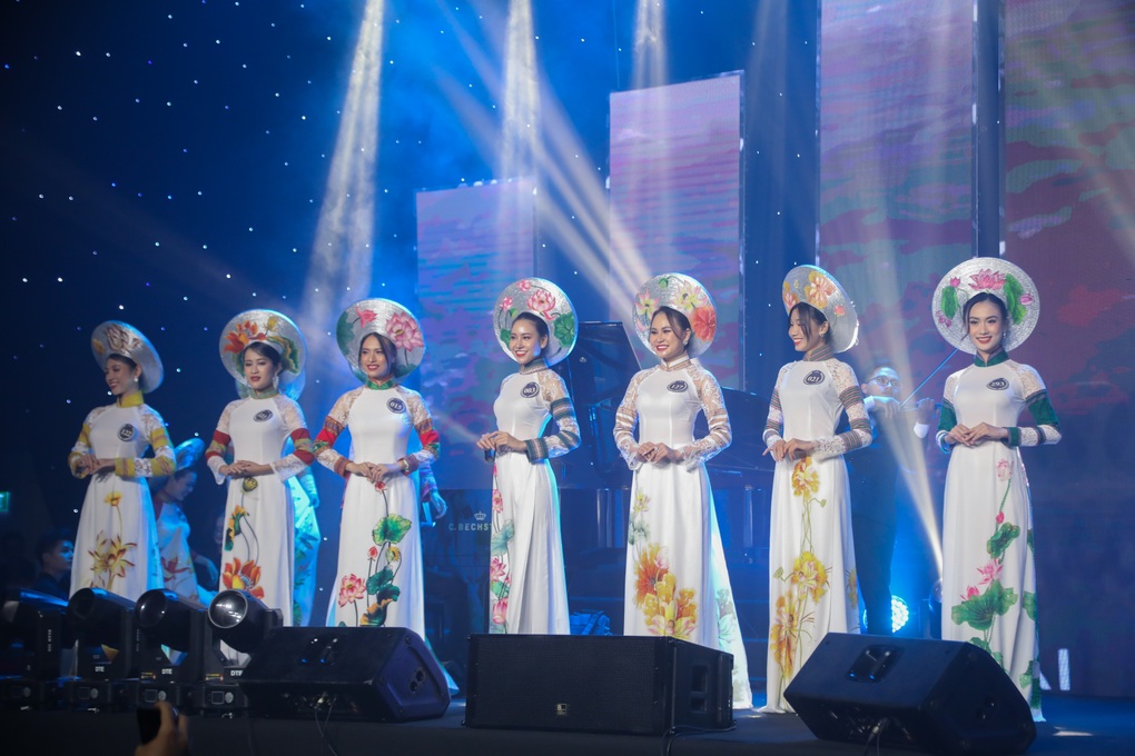 Người đẹp Hoa khôi Nam bộ 2022 bỡ ngỡ khi lần đầu diễn thời trang - 5 Người đẹp Hoa khôi Nam bộ 2022 bỡ ngỡ khi lần đầu diễn thời trang - 5