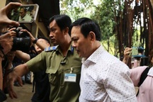 Bị cáo Nguyễn Hữu Linh được che chắn khi tới tòa