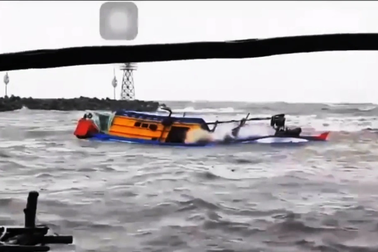 Tàu cá bị sóng đánh chìm trên đường "chạy" mưa dông, 2 người mất tích