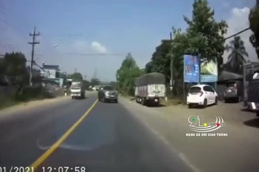 Ô tô bất ngờ sang đường gây tai nạn cho xe đi ngược chiều