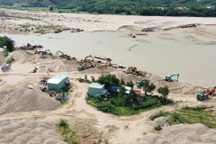 Cổ đông tranh chấp, mỏ cát tạm dừng khiến giá cát tăng vọt