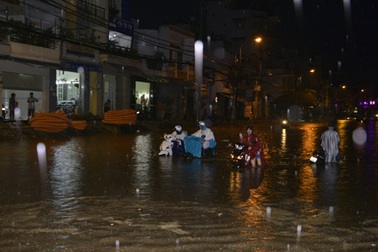 Đường phố Sài Gòn chìm trong “biển nước”, giao thông tê liệt