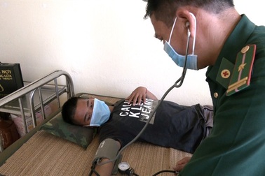 Quảng Ngãi: Người Lý Sơn cứu sống ngư dân trôi dạt suốt 12 giờ trên biển