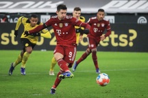 Tiền đạo Lewandowski lại phá kỷ lục ở Bundesliga